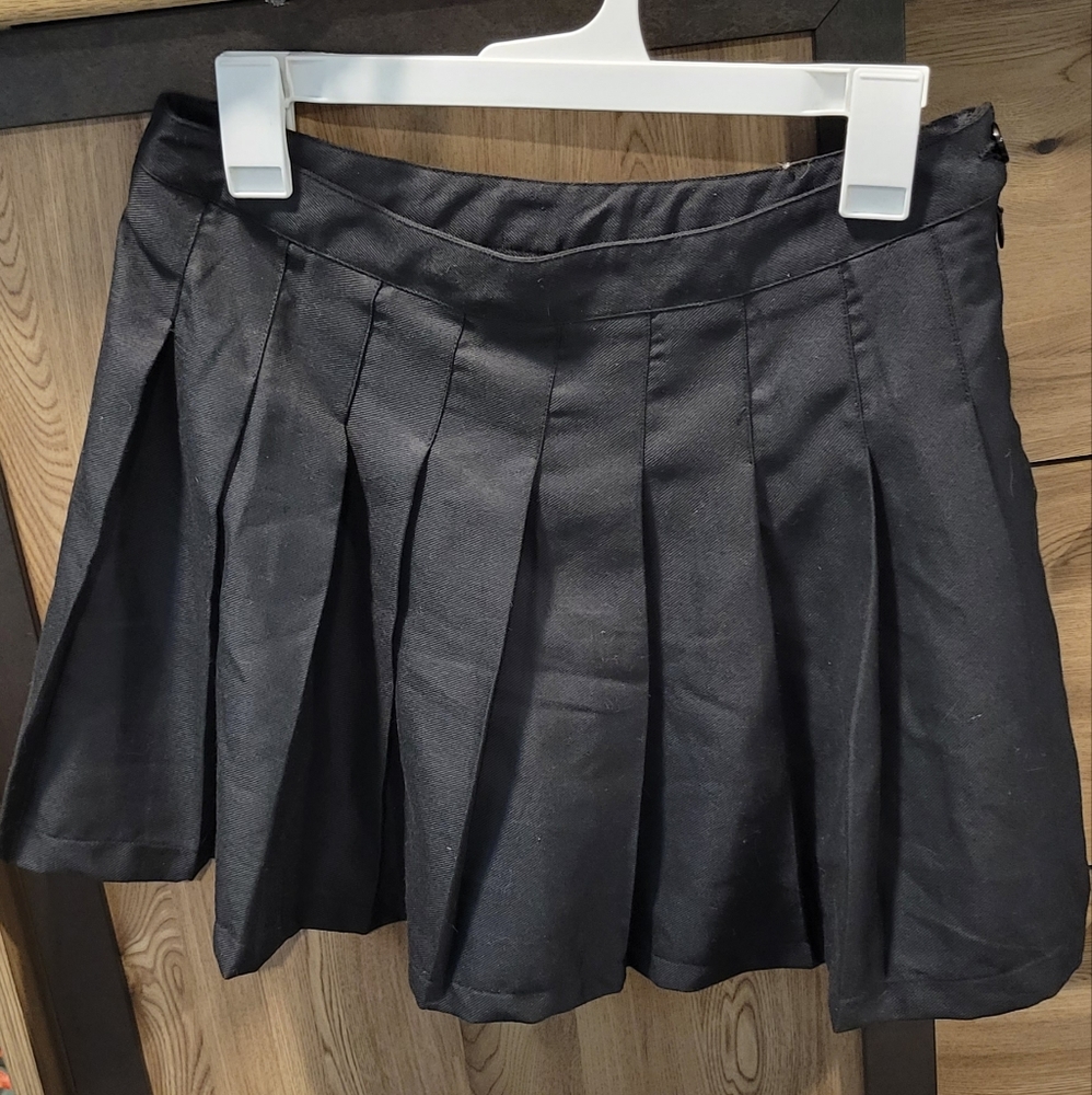 Forever 21 black pleated mini skirt size L